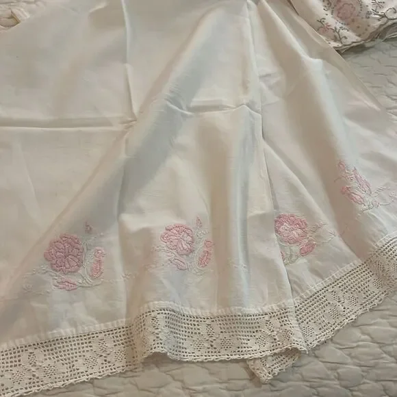 Floral Embroidered Linens Set - Picture 6 of 6